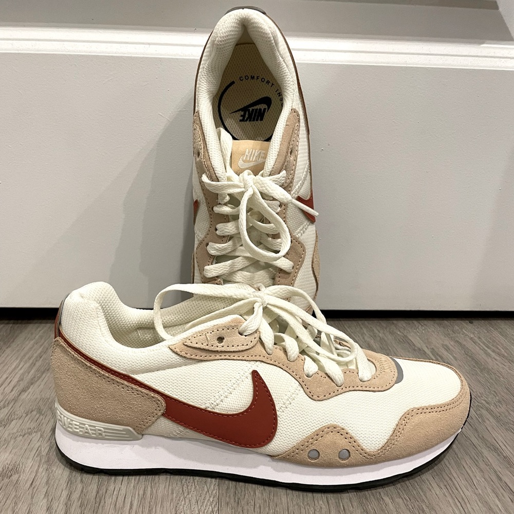 Nike Women’s Venture Runner sneakers